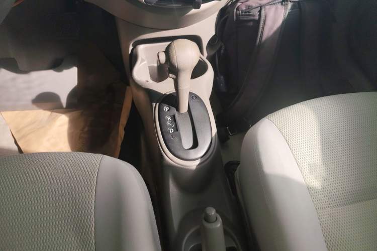 Used Nissan Sunny 2015 1.5XE CVT Comfort Edition Gear Lever