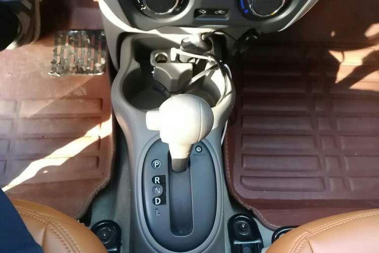 Used Nissan Sunny 2015 1.5XE CVT Comfort Edition Gear Lever