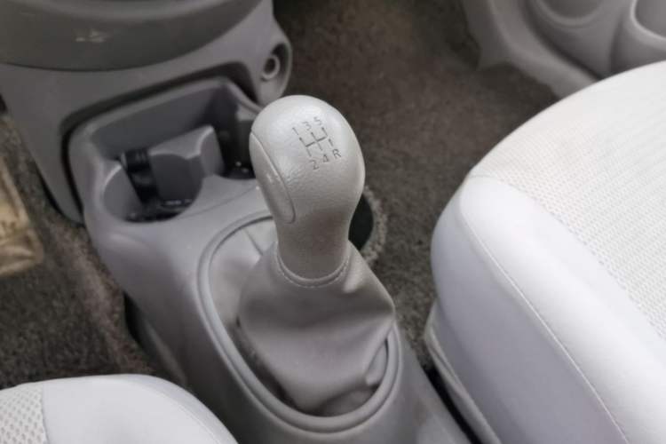 Used Nissan Sunny 2015 1.5XE Manual Comfort Edition Gear Lever