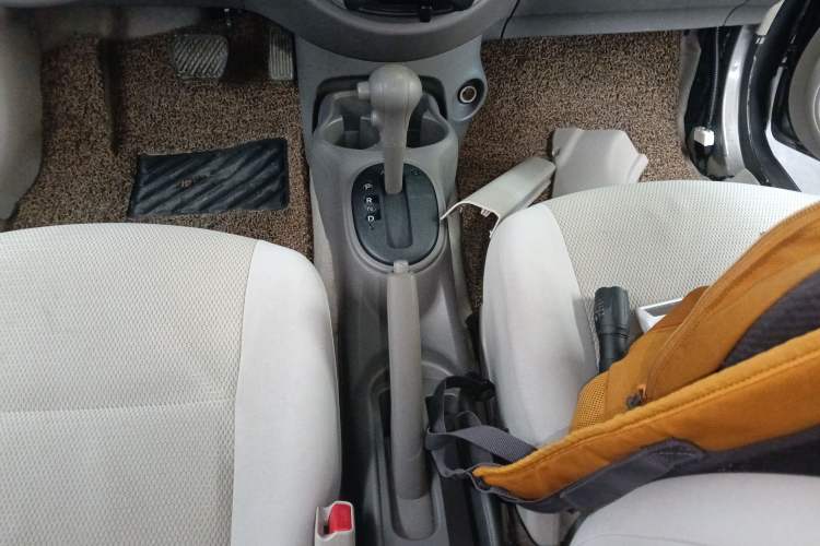 Used Nissan Sunny 2015 1.5XE CVT Comfort Edition Gear Lever