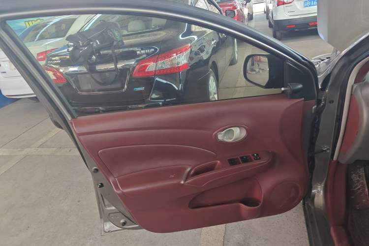 Used Nissan Sunny 2015 1.5XE Manual Comfort Edition Left Front Door Interior