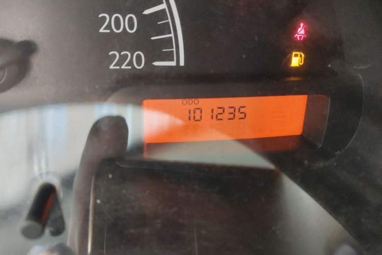 Used Nissan Sunny 2015 1.5XE Manual Elite Edition Odometer Close Up
