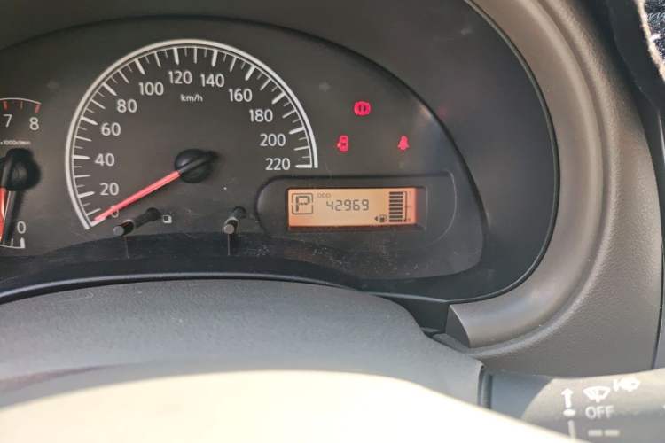 Used Nissan Sunny 2015 1.5XE CVT Comfort Edition Odometer Close Up
