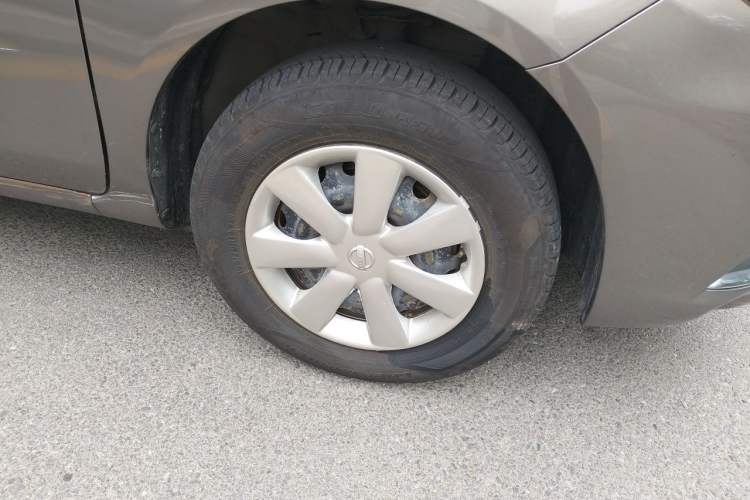 Used Nissan Sunny 2015 1.5XE Manual Master Edition Right Front Wheel Hub