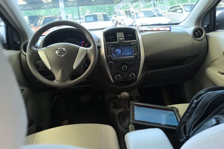 Used Nissan Sunny 2015 1.5XE CVT Comfort Edition Center Console