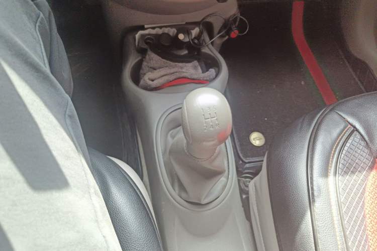 Used Nissan Sunny 2015 1.5XE Manual Comfort Edition Gear Lever