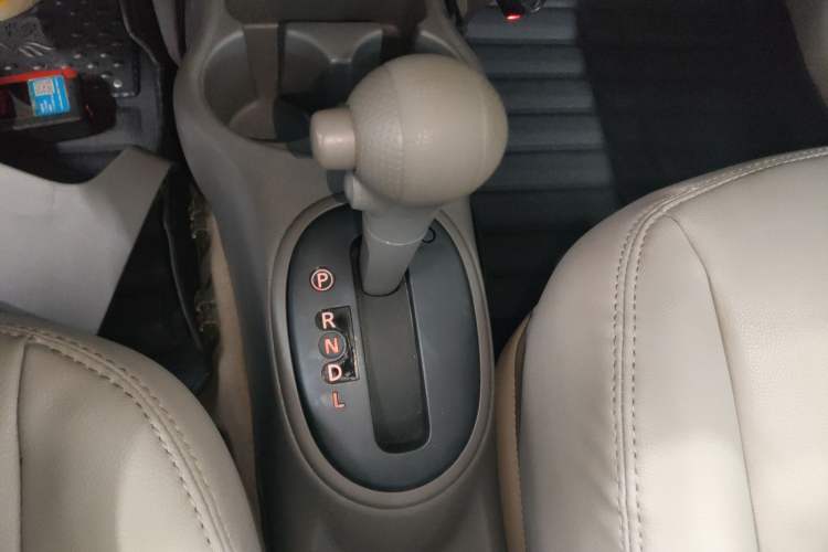 Used Nissan Sunny 2015 1.5XE CVT Comfort Edition Gear Lever