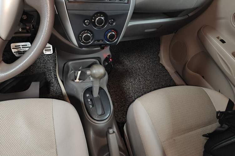 Used Nissan Sunny 2015 1.5XE CVT Elite Edition Gear Lever