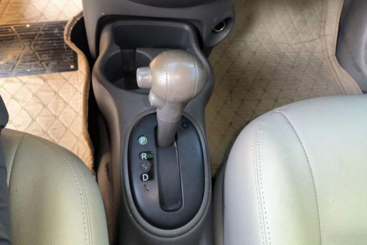 Used Nissan Sunny 2015 1.5XE CVT Elite Edition Gear Lever