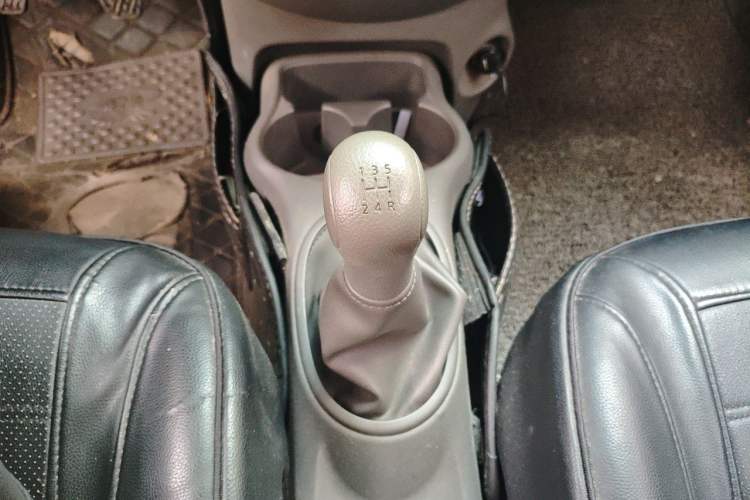 Used Nissan Sunny 2015 1.5XE Manual Comfort Edition Gear Lever