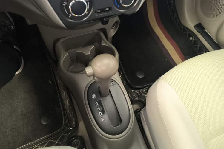 Used Nissan Sunny 2015 1.5XE CVT Comfort Edition Gear Lever