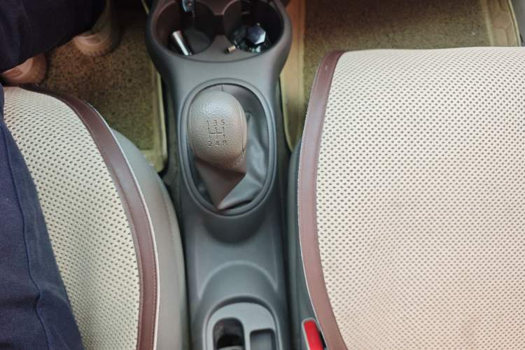 Used Nissan Sunny 2015 1.5XE Manual Comfort Edition Gear Lever