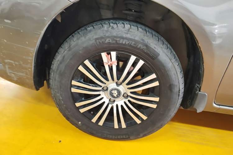 Used Nissan Sunny 2015 1.5XE Manual Comfort Edition Left Front Wheel Hub