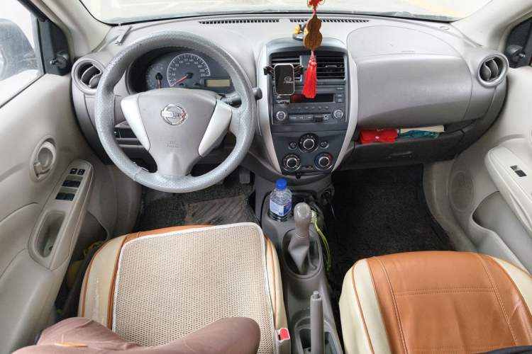 Used Nissan Sunny 2015 1.5XE Manual Comfort Edition Center Console