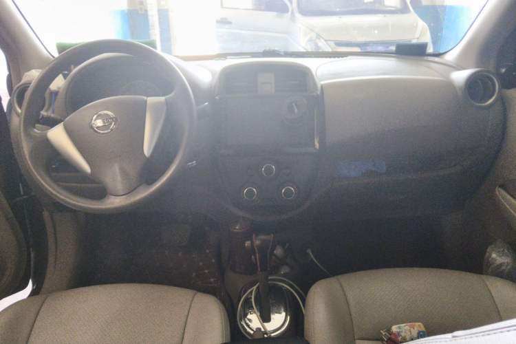Used Nissan Sunny 2015 1.5XE CVT Comfort Edition Center Console
