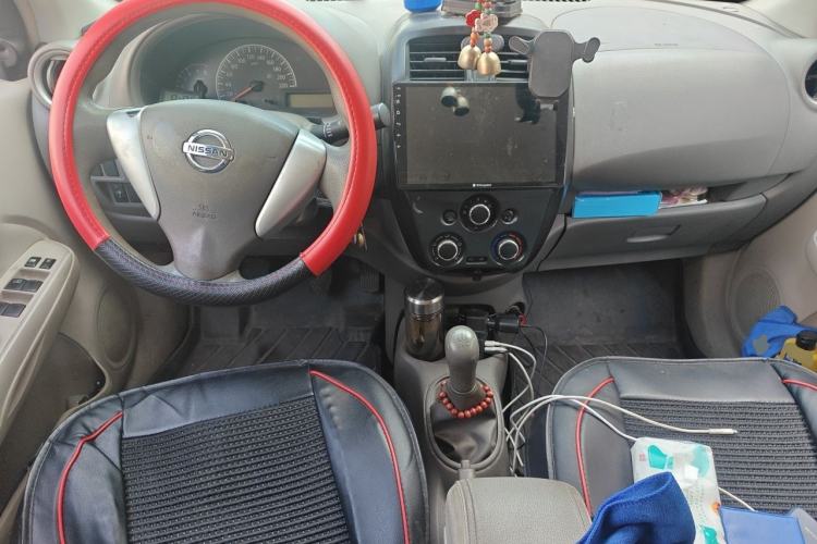 Used Nissan Sunny 2015 1.5XE Manual Comfort Edition Center Console
