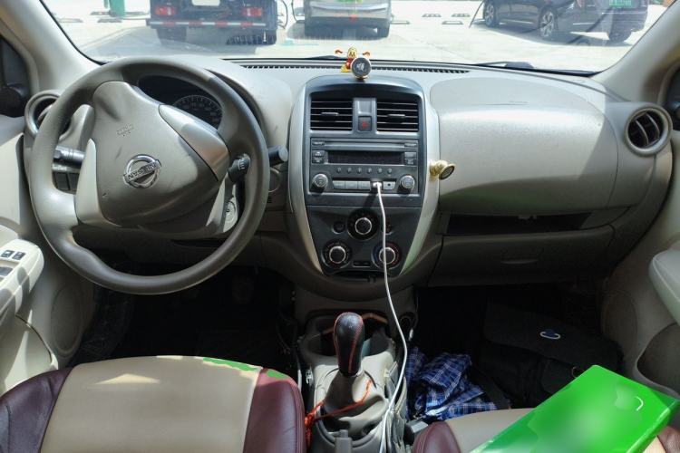 Used Nissan Sunny 2015 1.5XE Manual Elite Edition Center Console