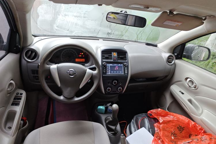 Used Nissan Sunny 2015 1.5XE Manual Comfort Edition Center Console