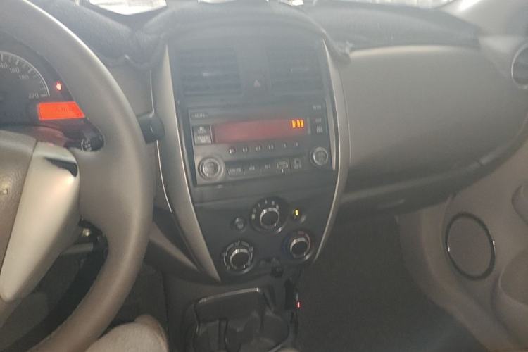 Used Nissan Sunny 2015 1.5XE Manual Comfort Edition Center Console