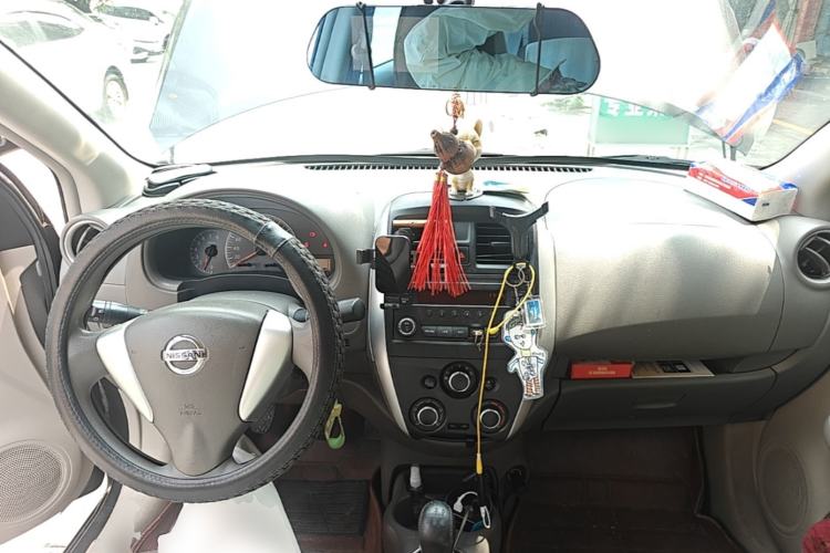 Used Nissan Sunny 2015 1.5XE Manual Elite Edition Center Console