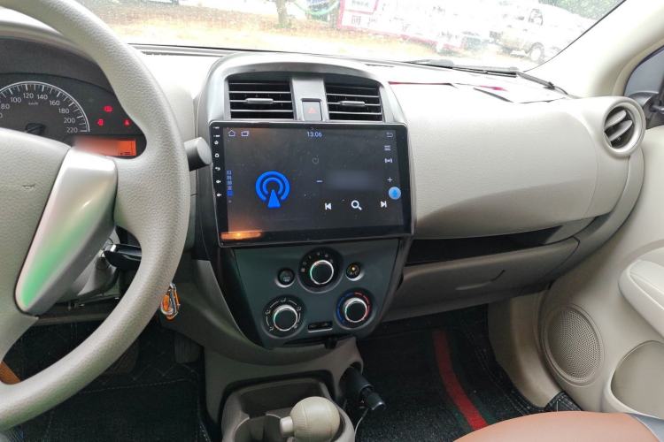 Used Nissan Sunny 2015 1.5XE CVT Comfort Edition Center Console