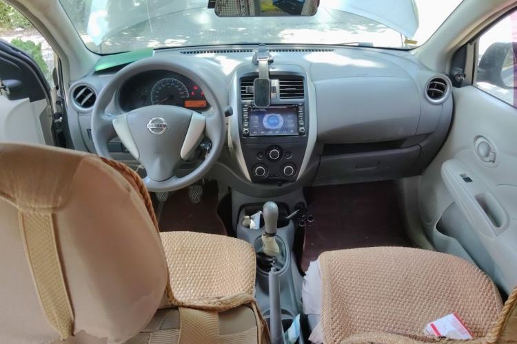 Used Nissan Sunny 2015 1.5XE Manual Comfort Edition Center Console