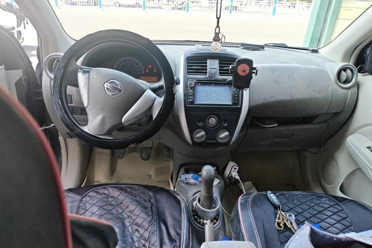 Used Nissan Sunny 2015 1.5XE Manual Elite Edition Center Console