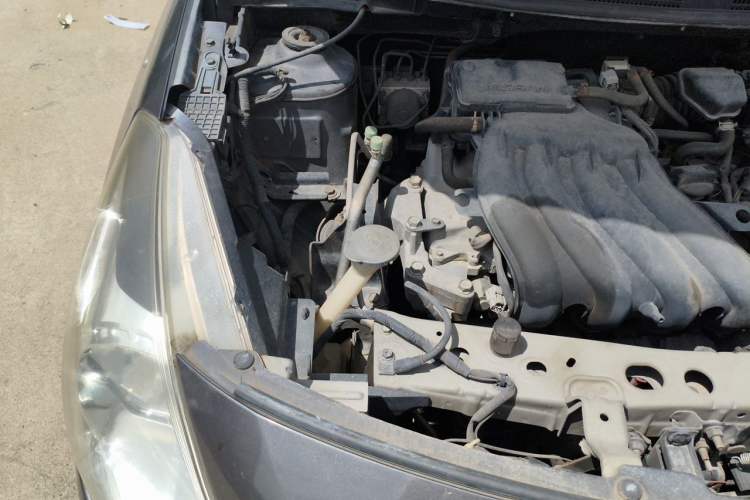 Used Nissan Sunny 2015 1.5XE Manual Elite Edition Engine Bay Right