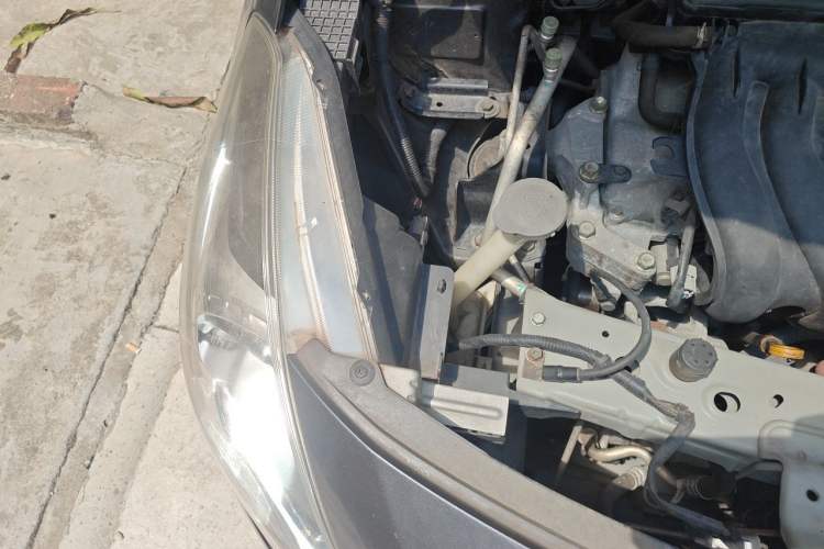 Used Nissan Sunny 2015 1.5XE Manual Elite Edition Engine Bay Right