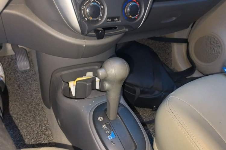 Used Nissan Sunny 2015 1.5XE CVT Comfort Edition Gear Lever