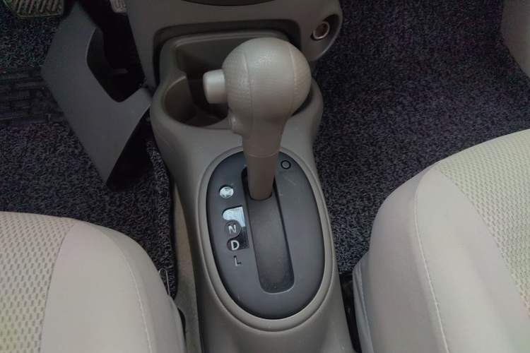 Used Nissan Sunny 2015 1.5XE CVT Comfort Edition Gear Lever