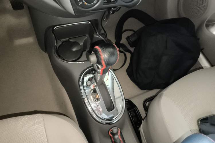 Used Nissan Sunny 2015 1.5XE CVT Master Edition Gear Lever