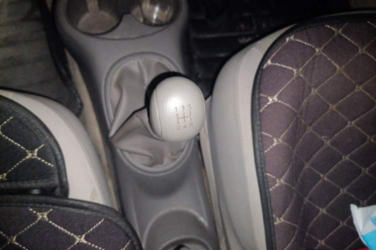 Used Nissan Sunny 2015 1.5XE Manual Comfort Edition Gear Lever