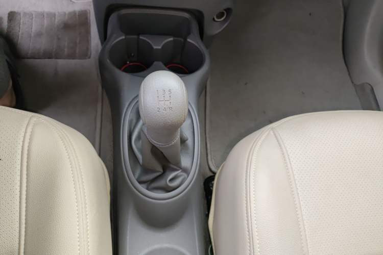 Used Nissan Sunny 2015 1.5XE Manual Comfort Edition Gear Lever