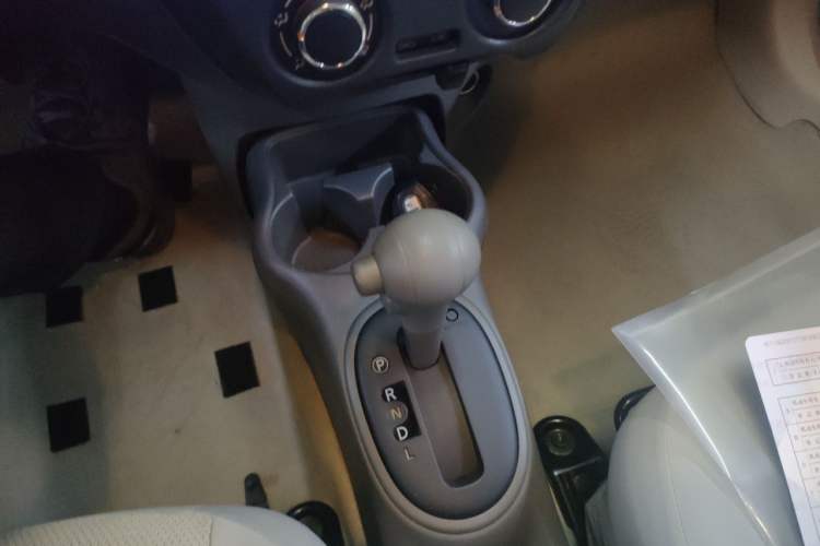 Used Nissan Sunny 2015 1.5XE CVT Master Edition Gear Lever