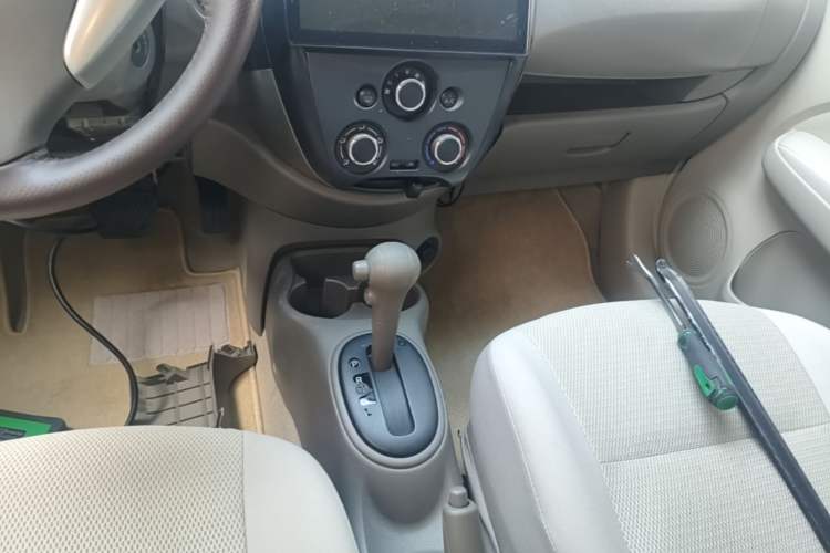 Used Nissan Sunny 2015 1.5XE CVT Comfort Edition Gear Lever