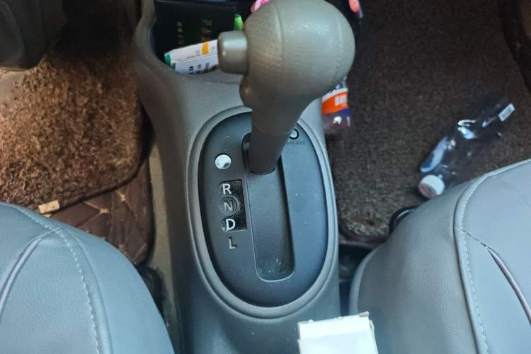 Used Nissan Sunny 2015 1.5XE CVT Comfort Edition Gear Lever
