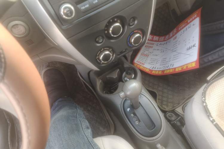Used Nissan Sunny 2015 1.5XE CVT Master Edition Gear Lever