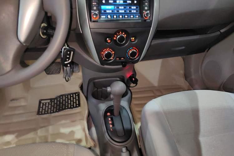Used Nissan Sunny 2015 1.5XE CVT Comfort Edition Gear Lever