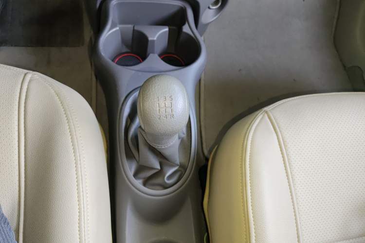 Used Nissan Sunny 2015 1.5XE Manual Comfort Edition Gear Lever