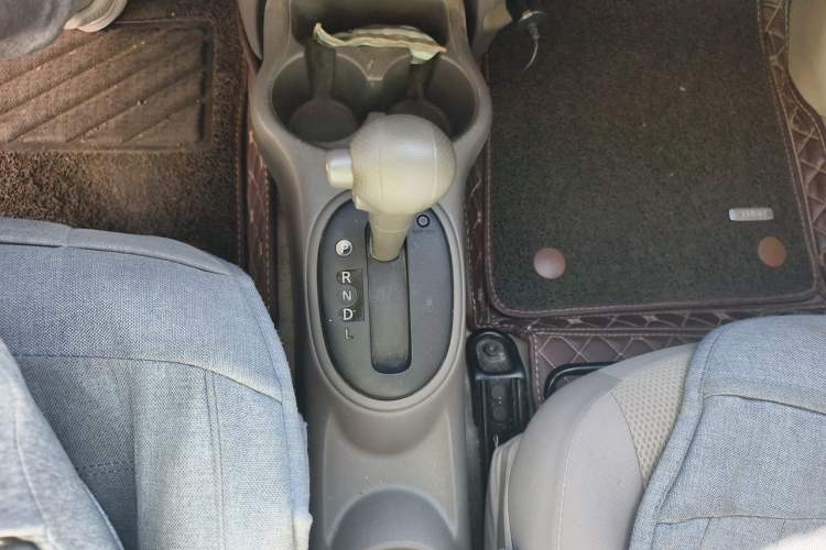 Used Nissan Sunny 2015 1.5XE CVT Master Edition Gear Lever