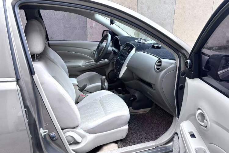Used Nissan Sunny 2015 1.5XE Manual Comfort Edition Interior 3