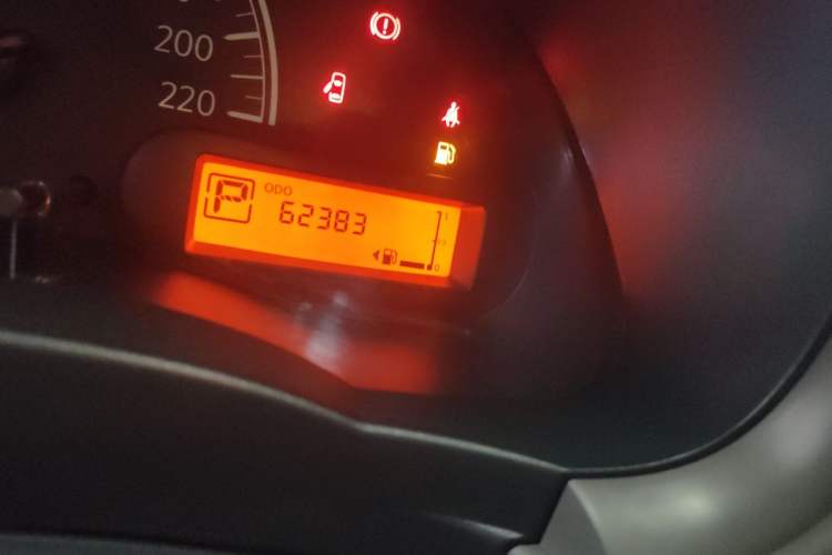 Used Nissan Sunny 2015 1.5XE CVT Master Edition Odometer Close Up