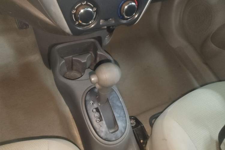 Used Nissan Sunny 2015 1.5XE CVT Comfort Edition Gear Lever