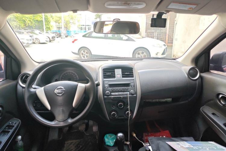 Used Nissan Sunny 2015 1.5XE Manual Master Edition Center Console