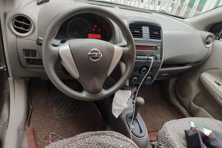Used Nissan Sunny 2015 1.5XE CVT Comfort Edition Center Console