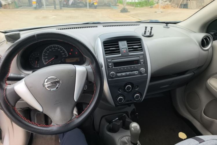 Used Nissan Sunny 2015 1.5XE Manual Comfort Edition Center Console