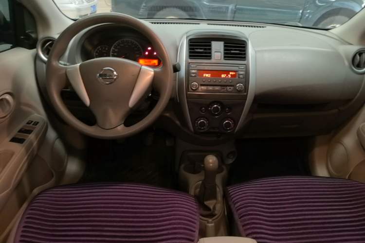 Used Nissan Sunny 2015 1.5XE Manual Comfort Edition Center Console