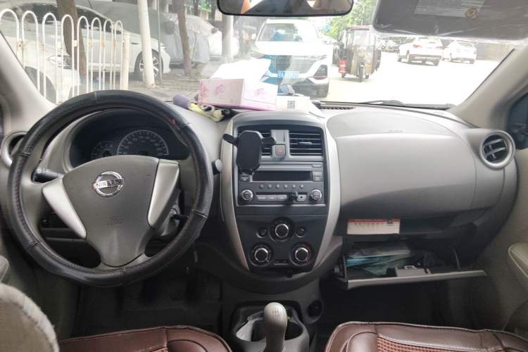 Used Nissan Sunny 2015 1.5XE Manual Comfort Edition Center Console