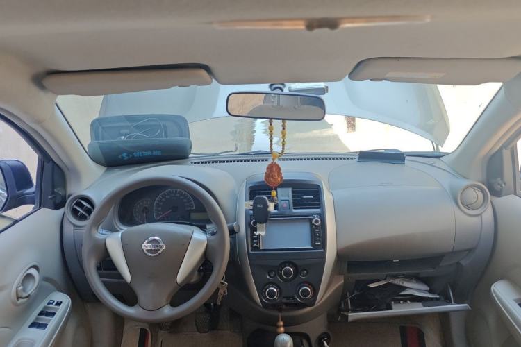 Used Nissan Sunny 2015 1.5XE Manual Comfort Edition Center Console
